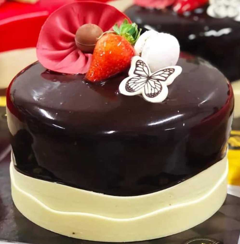 Premium RED N White Velvet Cake