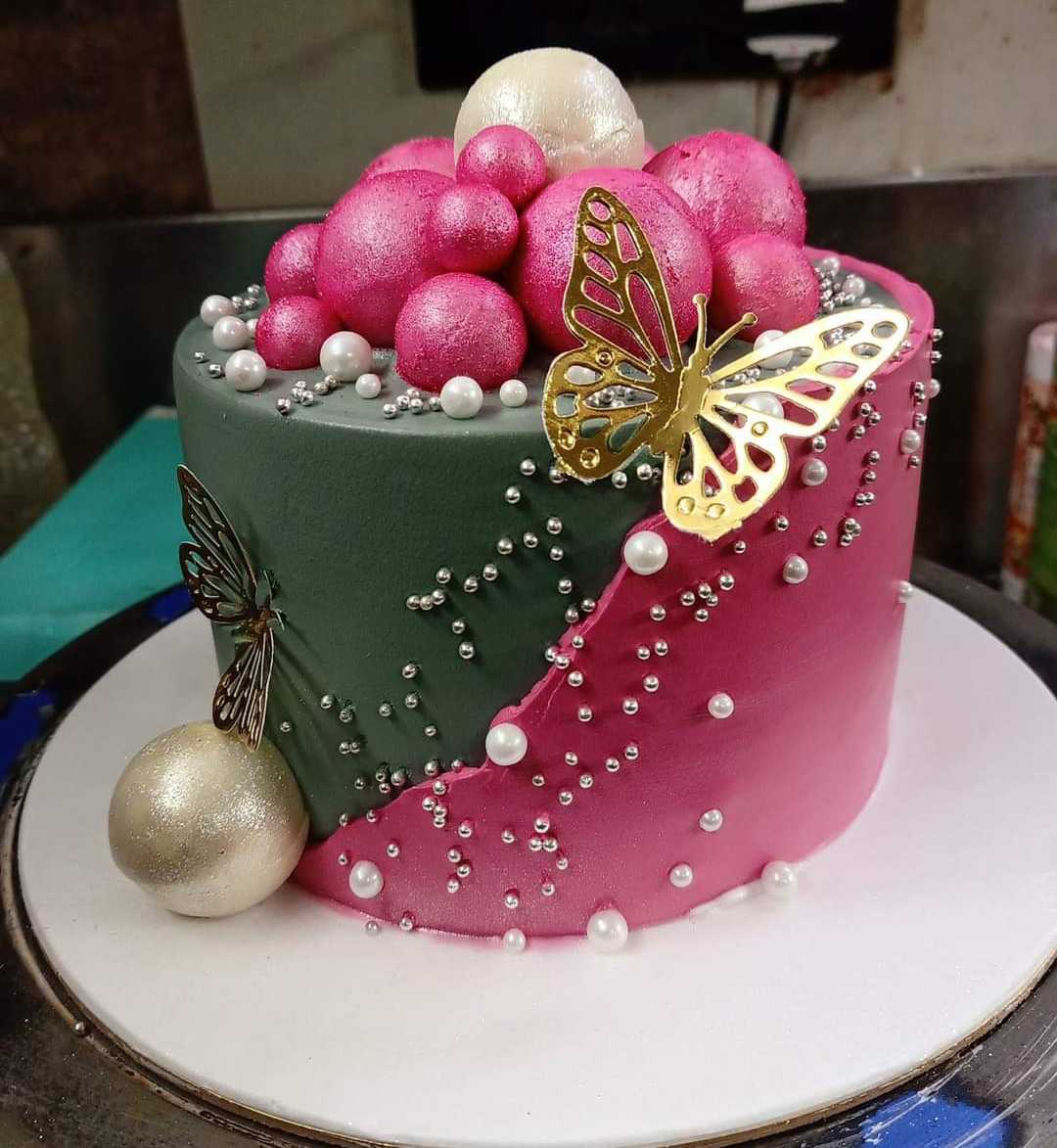 Premium RED N White Velvet Cake