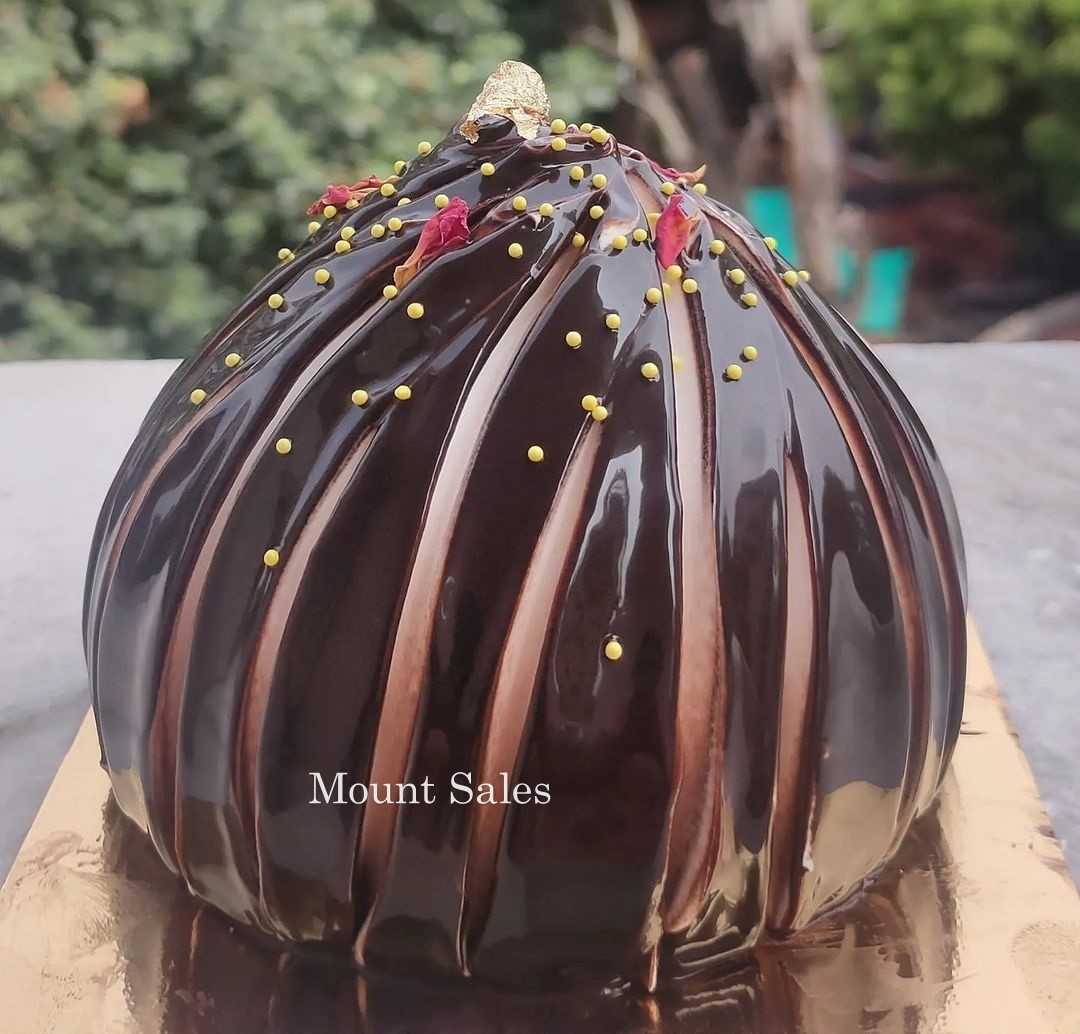 Premium RED N White Velvet Cake