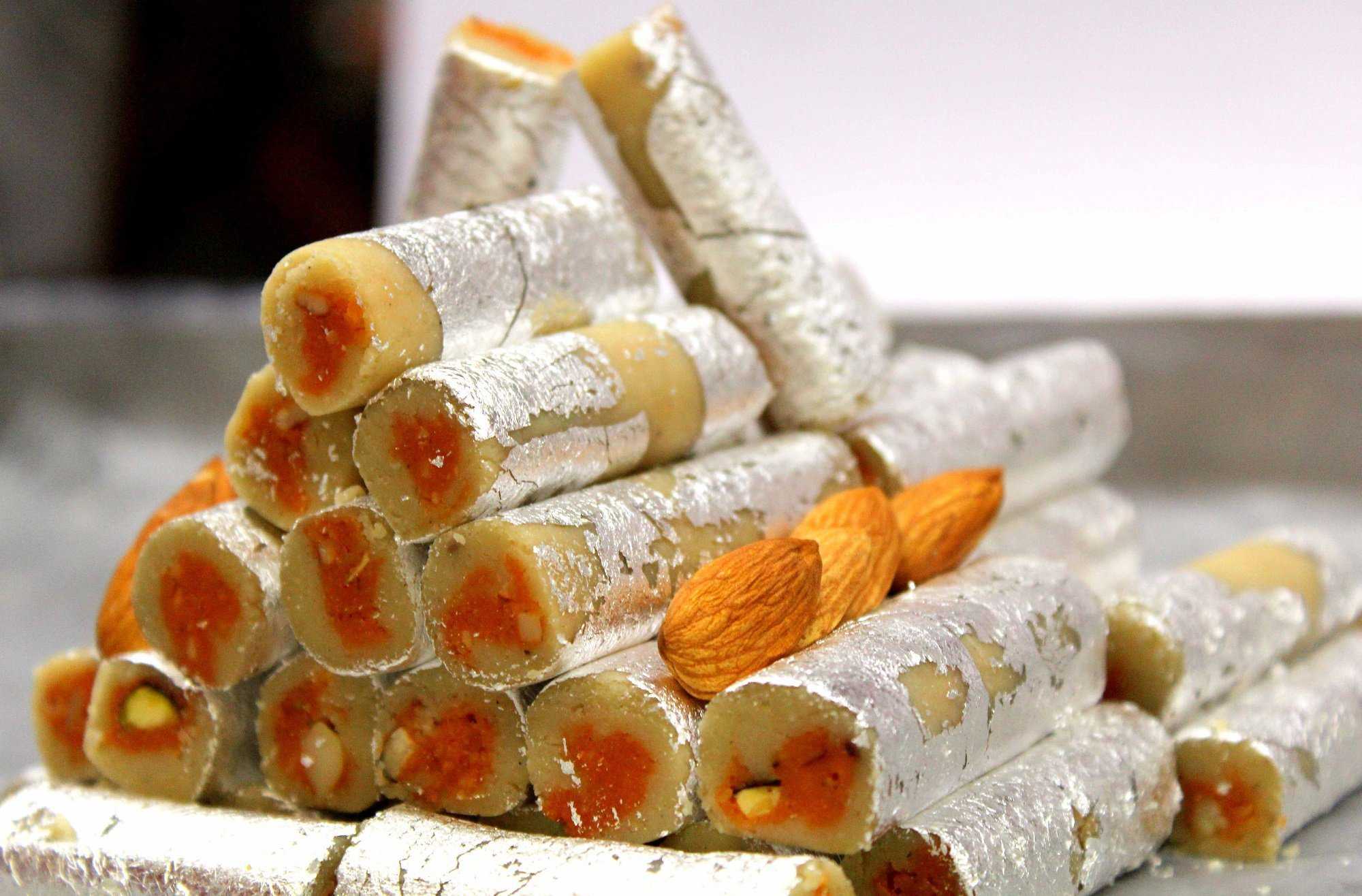 Premium RED N White Velvet Cake