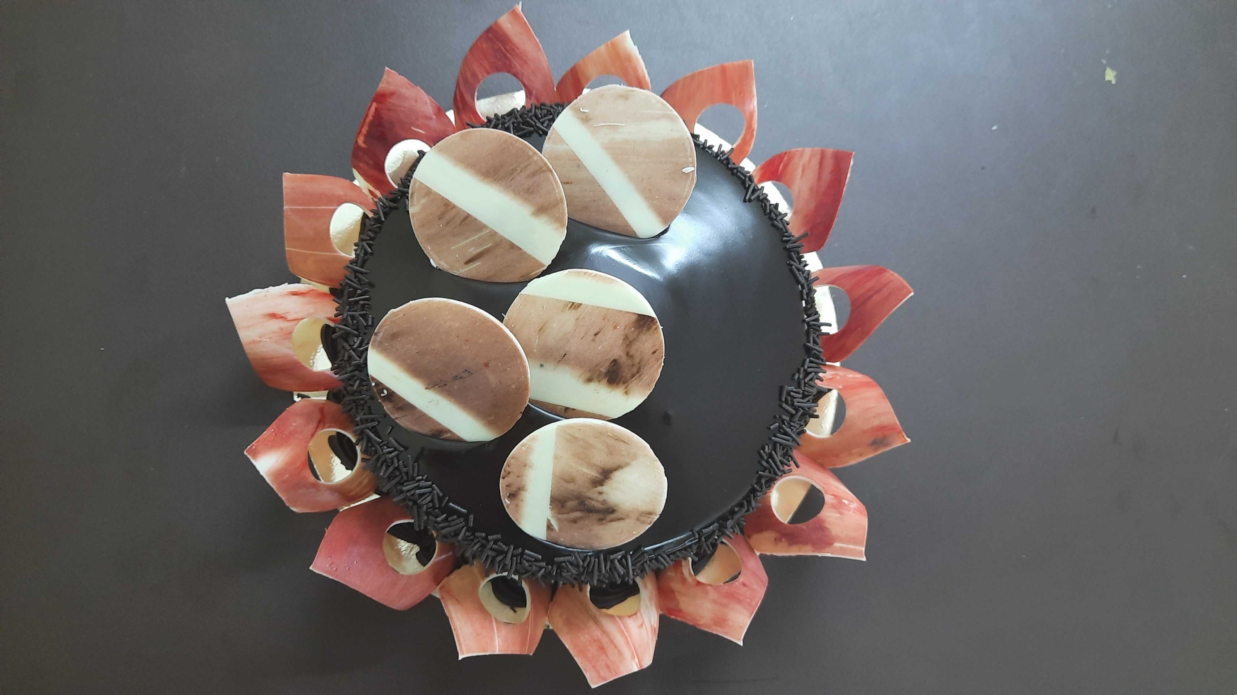 Premium RED N White Velvet Cake