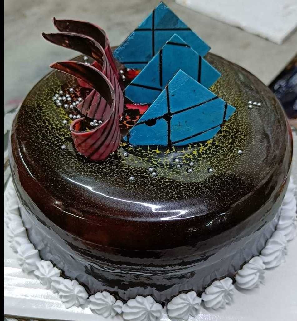 Premium RED N White Velvet Cake