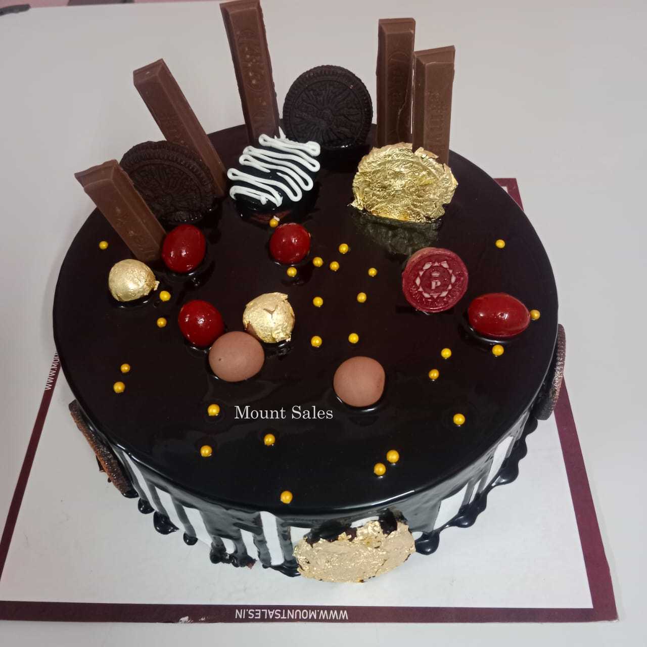 Premium RED N White Velvet Cake