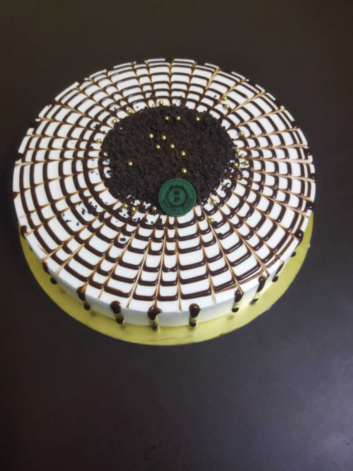 Premium RED N White Velvet Cake