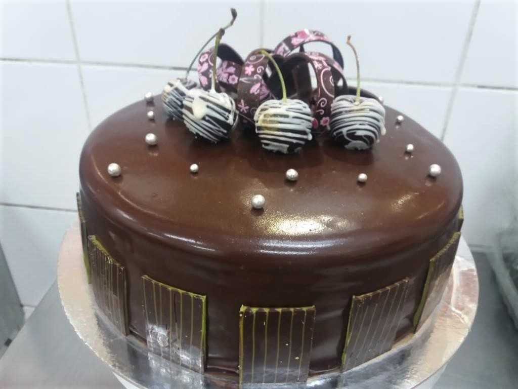 Premium RED N White Velvet Cake