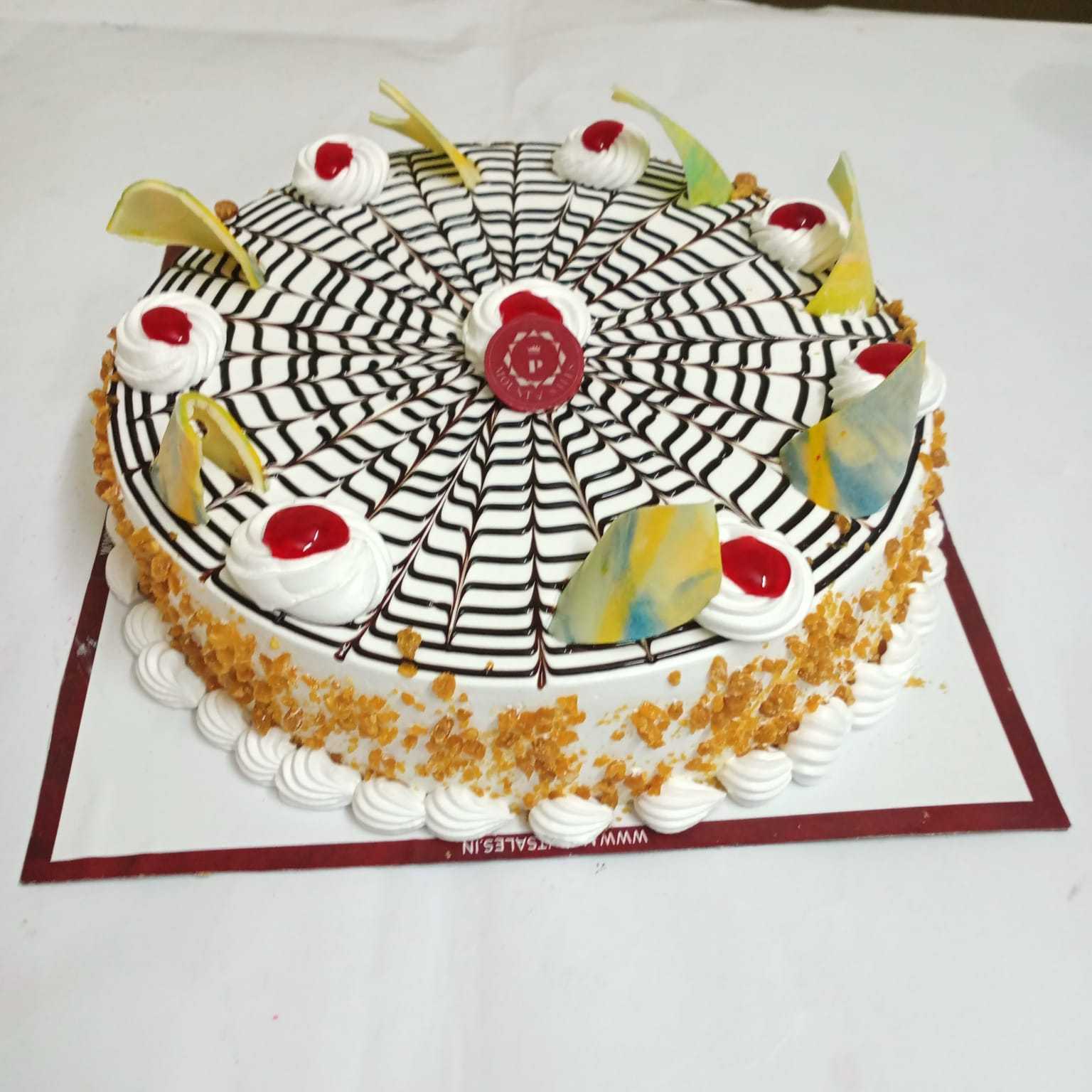 Premium RED N White Velvet Cake