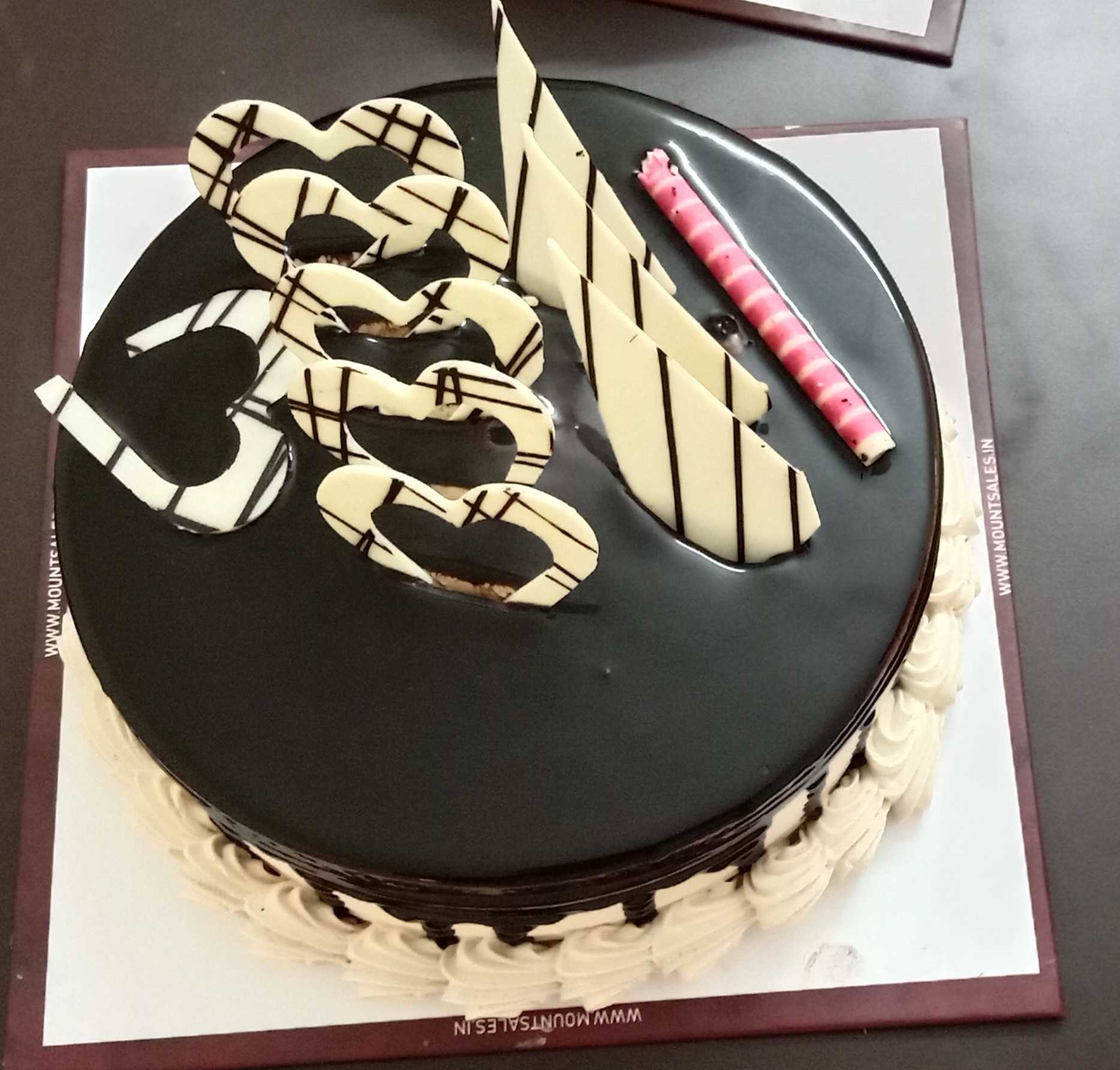 Premium RED N White Velvet Cake