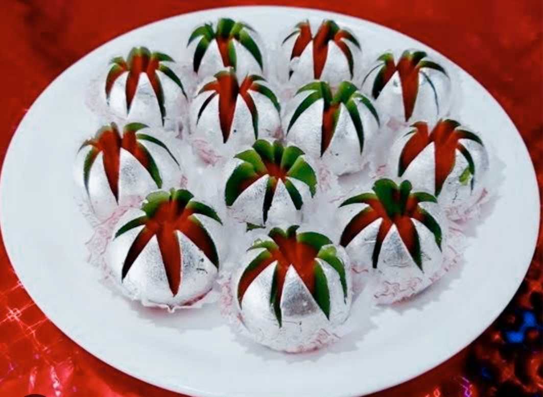 Premium RED N White Velvet Cake